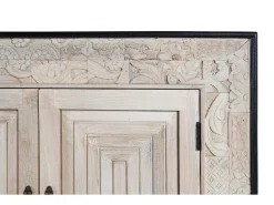 Aparador com quatro portas e detalhes esculpidos à mão 195cm