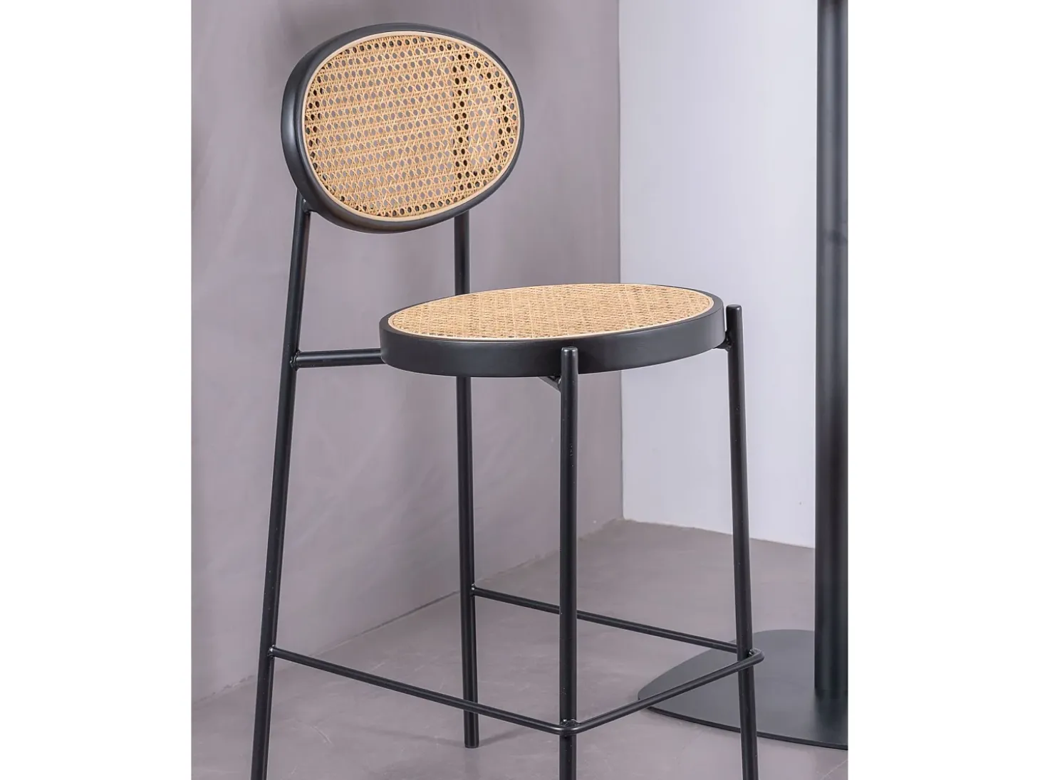 Banco vintage com design clássico em rotim natural (65cm) - Norte - Preto