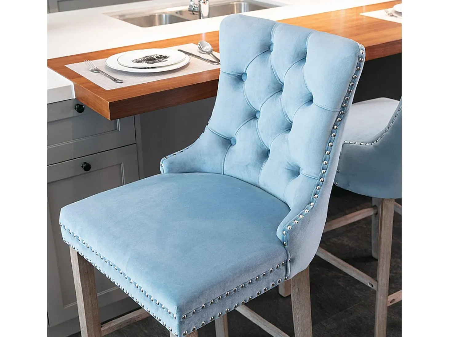 Bancos de bar estofados, conjunto de 2 Com rebites decorativos e pés em madeira Acabamento cromado com rebites Revestimento em veludo, azul claro