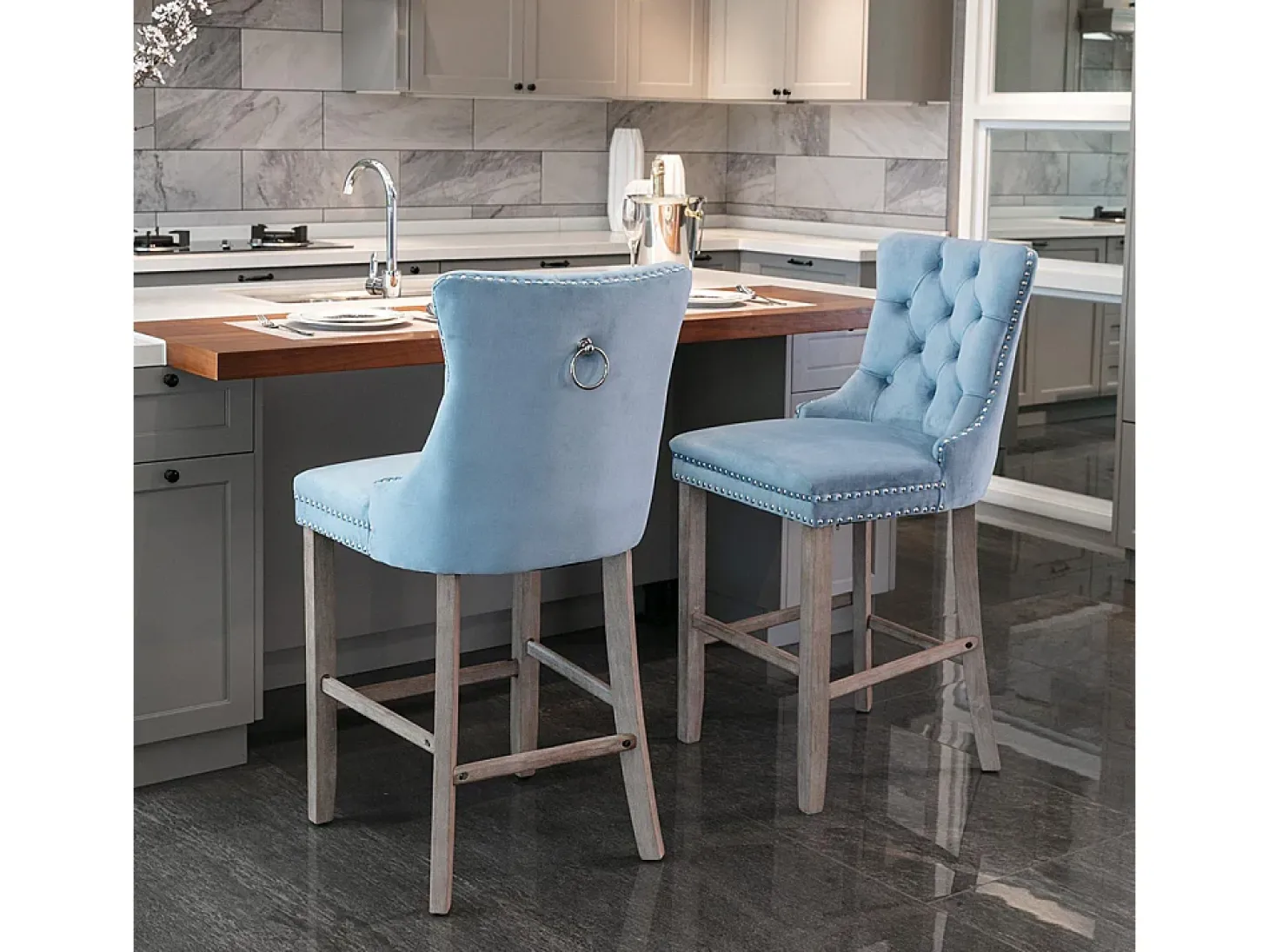 Bancos de bar estofados, conjunto de 2 Com rebites decorativos e pés em madeira Acabamento cromado com rebites Revestimento em veludo, azul claro