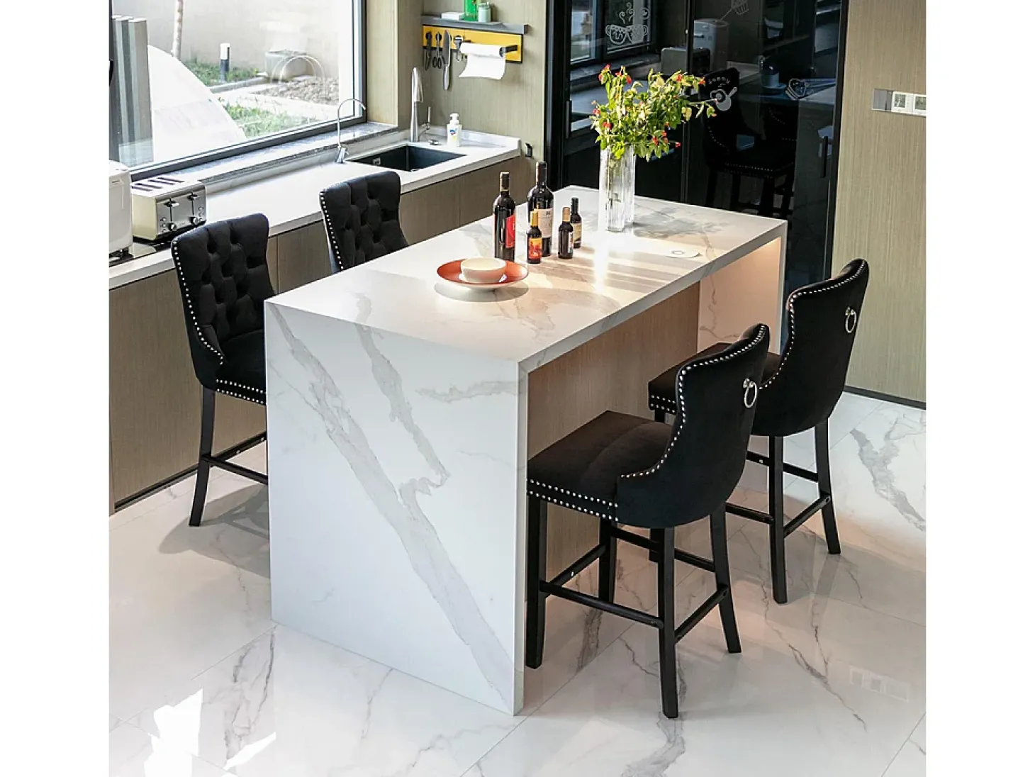 Bancos de bar estofados, conjunto de 2 Com rebites decorativos e pés em madeira Acabamento cromado com rebites Revestimento em veludo preto