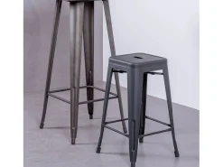 Banqueta empilhável de metal em aço (68cm) - Bistro - Preto