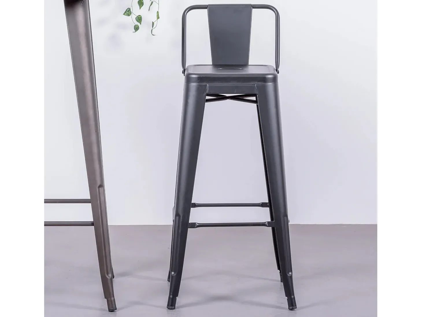 Banqueta industrial de metal com encosto baixo (76cm) - Bistro - Preto