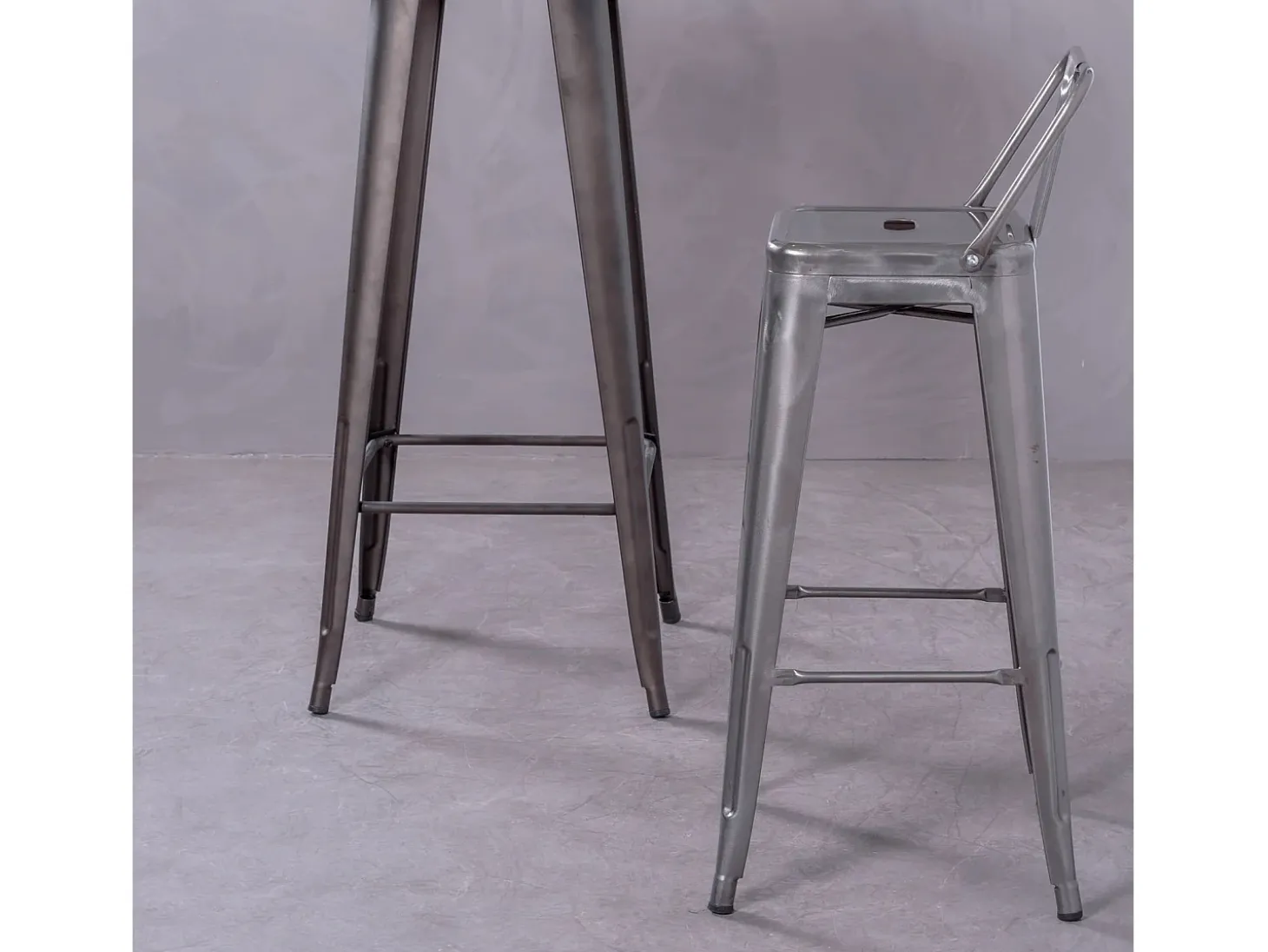 Banqueta industrial em aço metalizado com encosto baixo (76cm) - Bistro - Metal