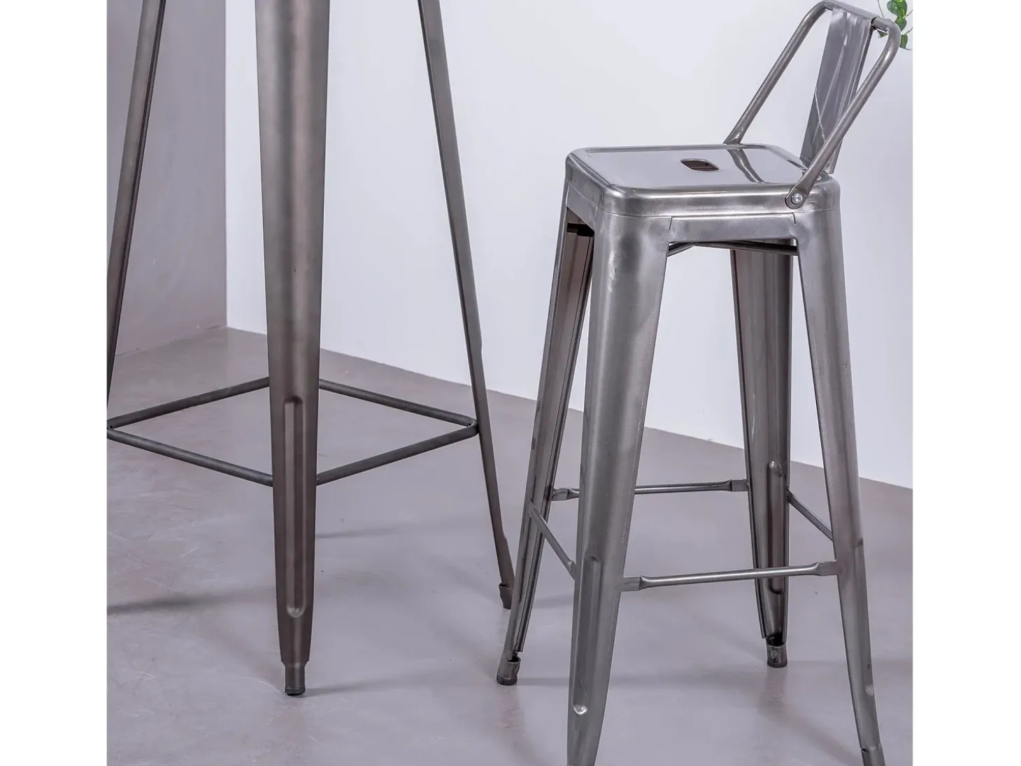 Banqueta industrial em aço metalizado com encosto baixo (76cm) - Bistro - Metal