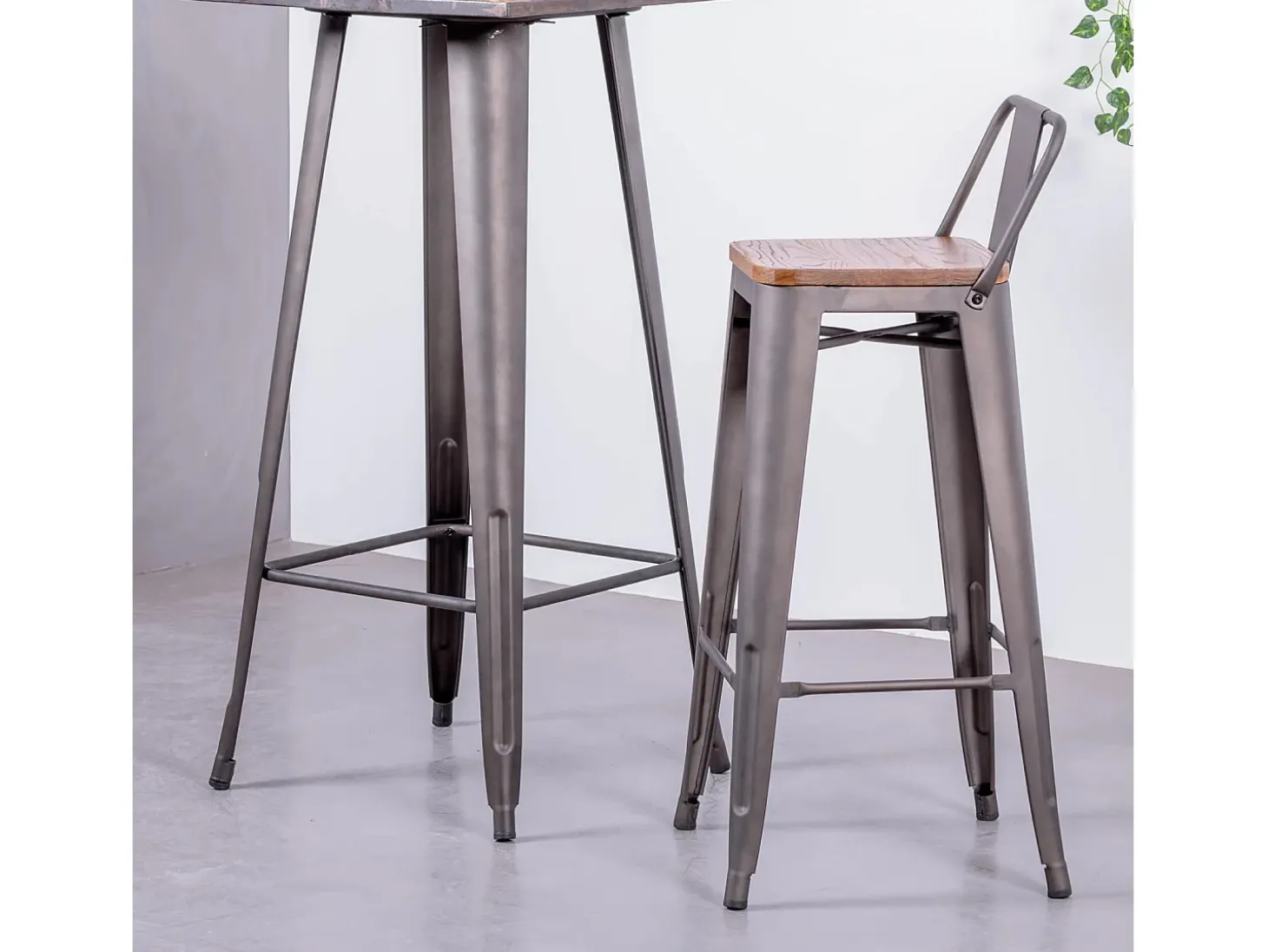 Banqueta industrial em aço envelhecido com encosto baixo e assento em madeira - Bistro - Antiguidade