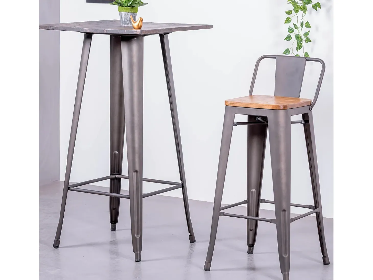 Banqueta industrial em aço envelhecido com encosto baixo e assento em madeira - Bistro - Antiguidade