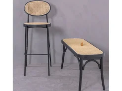 Banqueta vintage com design clássico em rattan natural - North - Preto