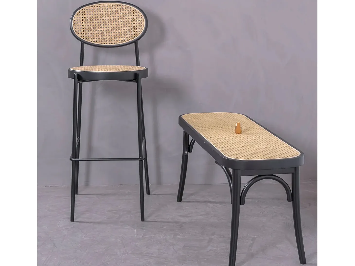 Banqueta vintage com design clássico em rattan natural - North - Preto
