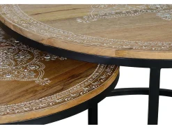 Base da mesa em madeira de mangue e pedras em metal natural e preto.
