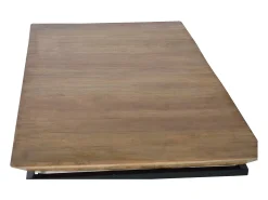 Base da mesa em madeira de mangue e metal.