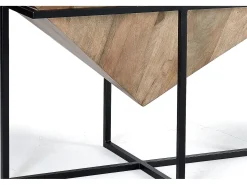 Base da mesa em madeira de mangue e metal.