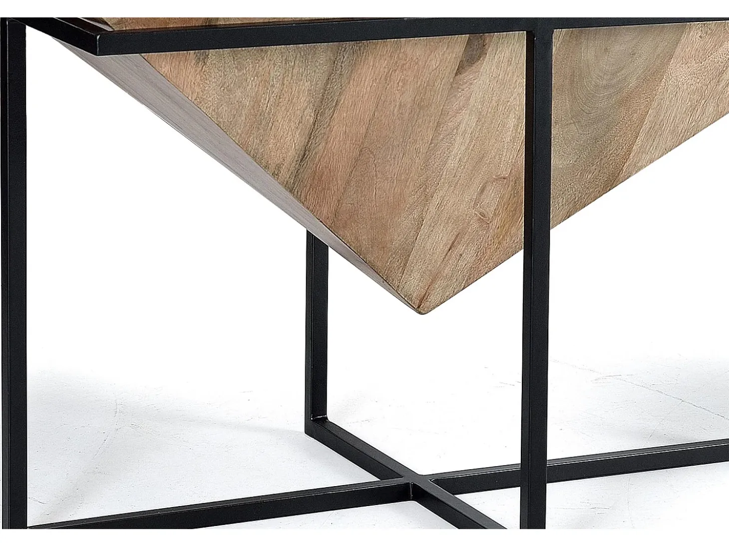 Base da mesa em madeira de mangue e metal.