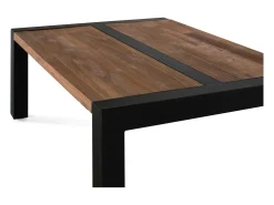 Base da mesa em madeira e metal.