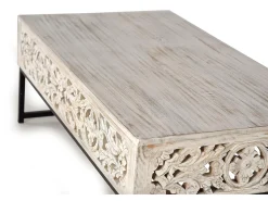 Base da mesa em madeira maciça e pés em metal antigo.