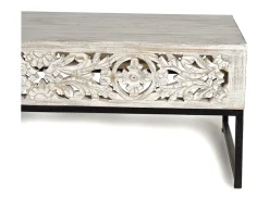 Base da mesa em madeira maciça e pés em metal antigo.