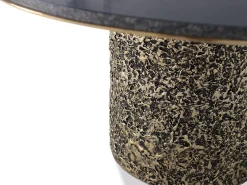 Base de mesa em mármore com acabamento metálico elegante e refinado.