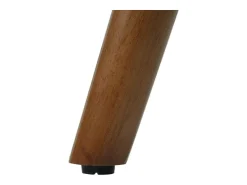 Cadeira de balanço com apoio para os pés, ideal para sala de estar e momentos de lazer.
