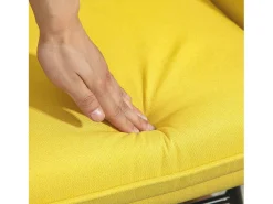 Cadeira de balanço com banco de linho amarelo, estrutura de aço e pernas de madeira