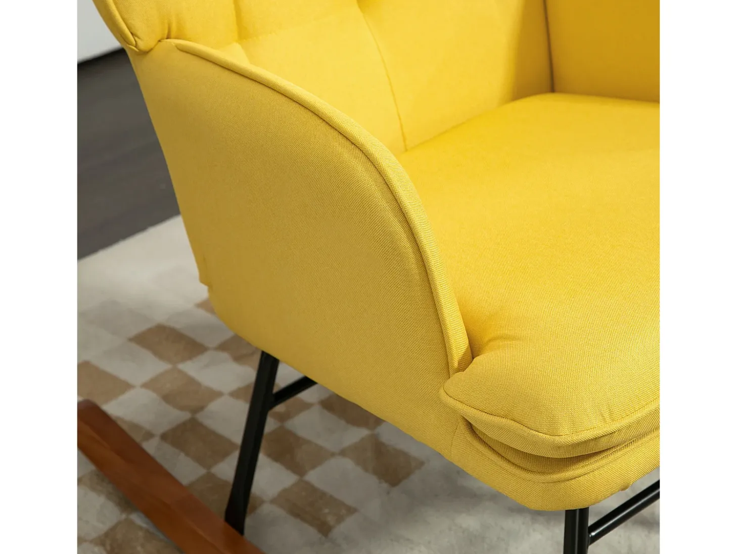 Cadeira de balanço com banco de linho amarelo, estrutura de aço e pernas de madeira
