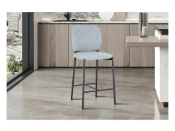 Cadeira de balcão RITA – Tecido cinza claro – Pés de metal preto – Altura 99 cm – Estilo design/industrial