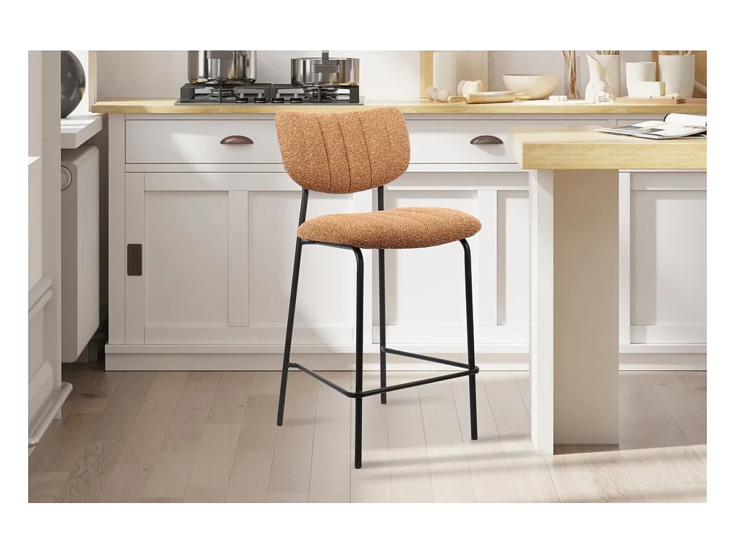 Cadeira de balcão VENTURA – Tecido laranja – Pés de metal preto – Altura 97 cm – Estilo design/industrial