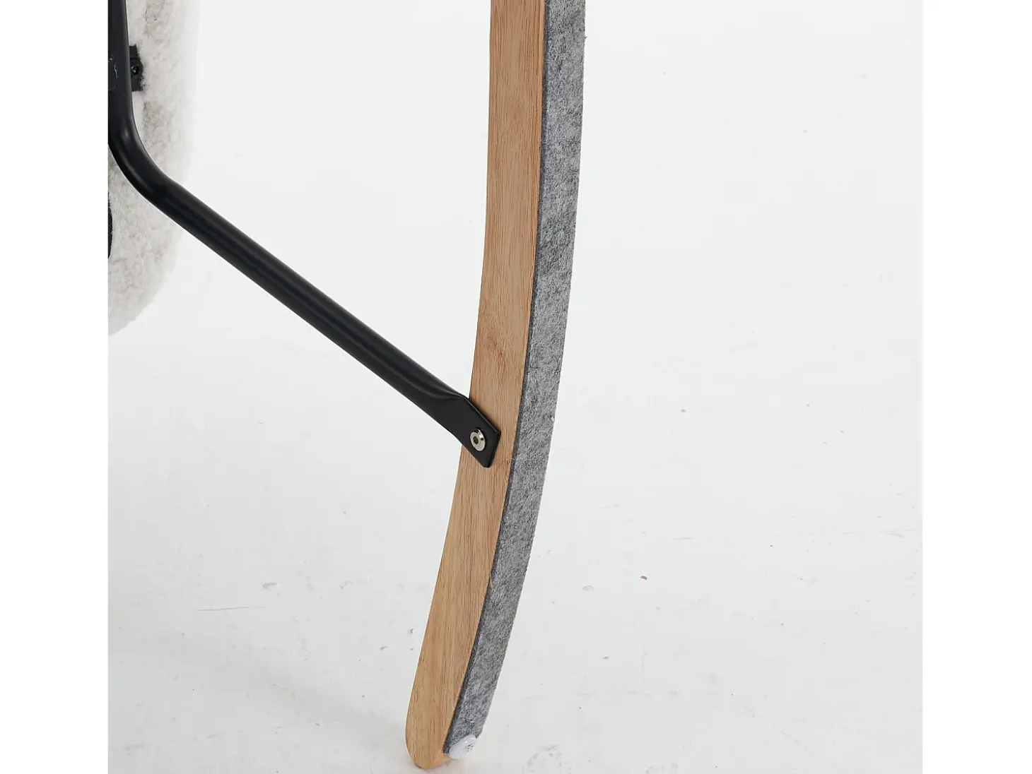 Cadeira de baloiço em tecido Teddy branco com apoio de cabeça, estrutura em metal preto 102x70x107cm