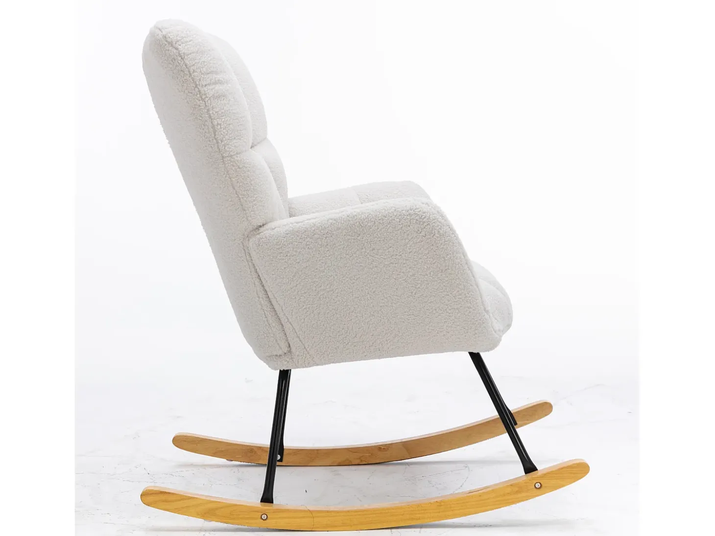 Cadeira de baloiço em tecido Teddy branco, estrutura em metal preto, base em madeira 89x70x95cm