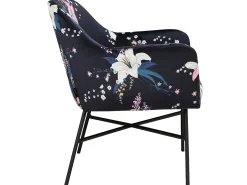 Cadeira decorativa estofada em veludo floral azul.