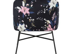 Cadeira decorativa estofada em veludo floral azul.