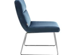 Cadeira decorativa estofada em veludo azul.