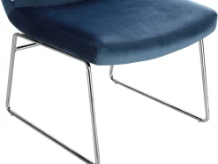 Cadeira decorativa estofada em veludo azul.