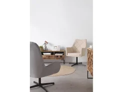 Cadeirão giratório estofado em creme com pernas metálicas