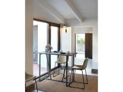 Conjunto de 2 bancos estofados de cor creme com pernas de metal preto