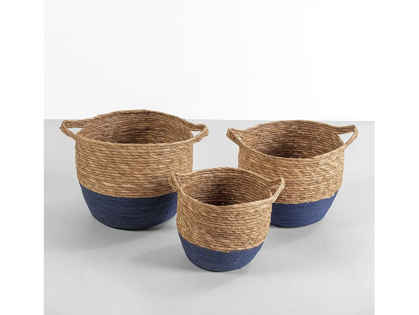 Conjunto de 3 cestas Anxo de fibra natural com alças, azul/natural.