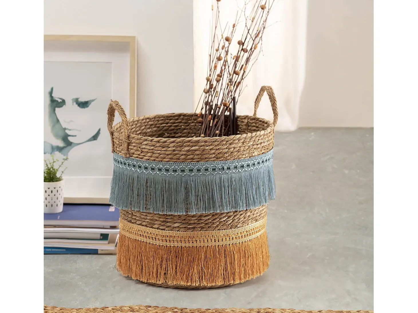 Conjunto de 2 cestas Indie de fibra natural com alças, azul/laranja.