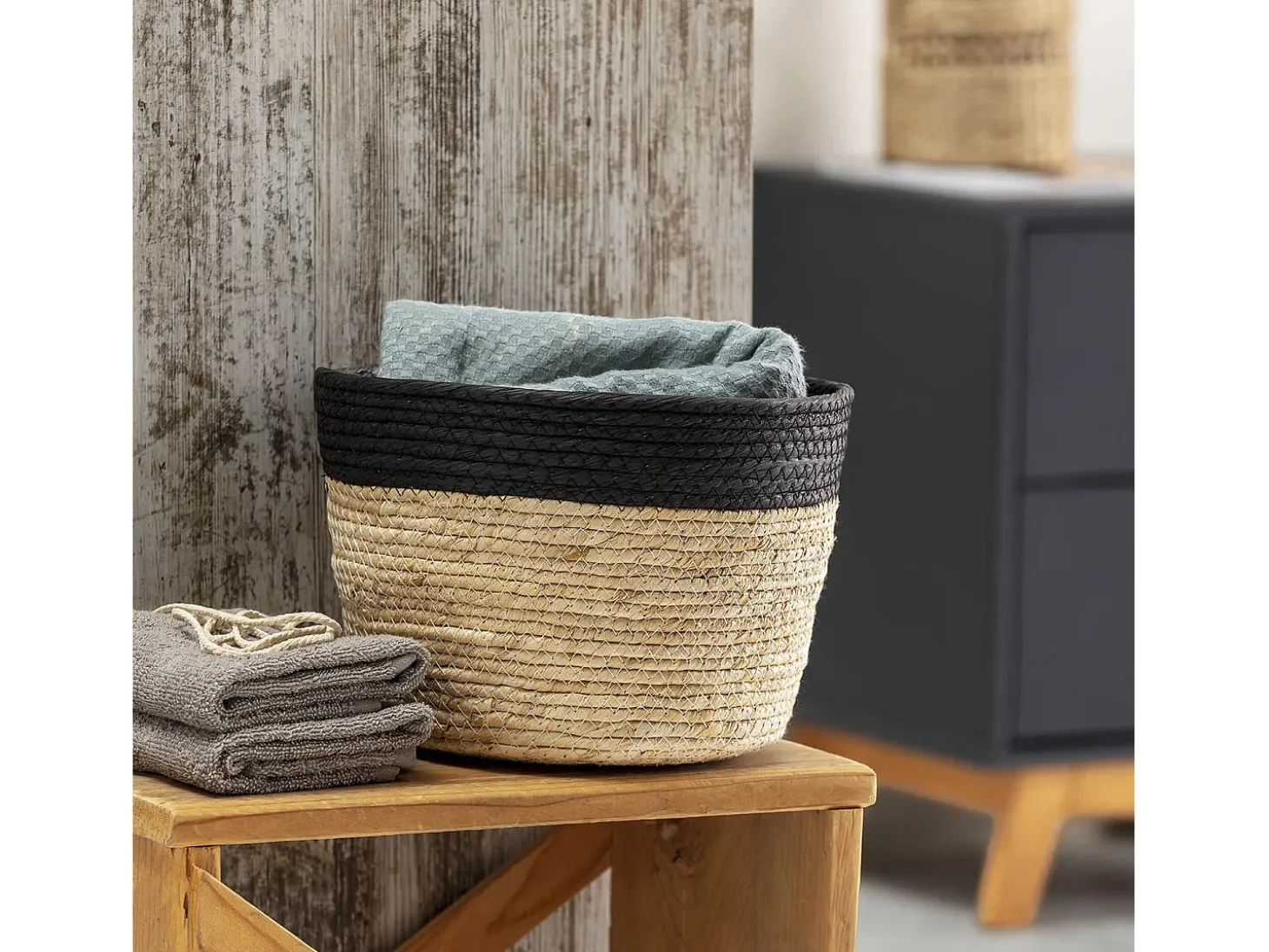 Conjunto de 3 cestas Nati de fibra natural e papel, preto/bege.