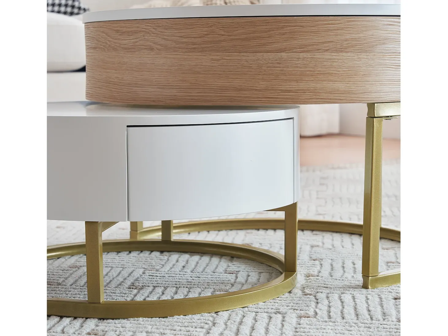 Conjunto de 2 mesas de centro encaixáveis com tampo elevável e 2 gavetas - Pernas douradas - Madeira MDF - Branco + carvalho