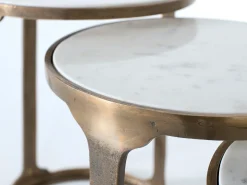 Conjunto de 3 mesas em metal e mármore.