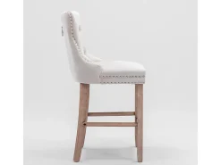 Conjunto de bancos de bar com detalhes rebitados e pés em madeira, acabamento cromado com tachas, veludo, bege