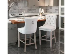 Conjunto de bancos de bar com detalhes rebitados e pés em madeira, acabamento cromado com tachas, veludo, bege