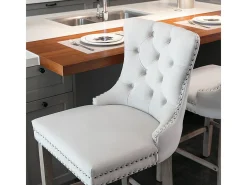 Conjunto de bancos de bar com detalhes rebitados e pés em madeira, acabamento cromado com tachas, veludo, bege