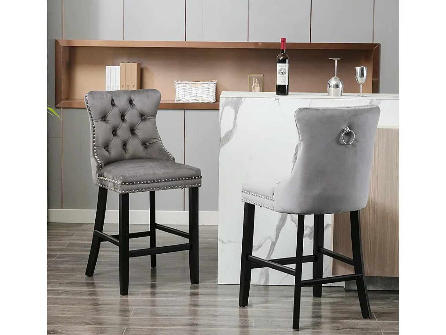 Conjunto de bancos de bar com detalhes rebitados e pés em madeira, acabamento com tachas cromadas, veludo, cinzento