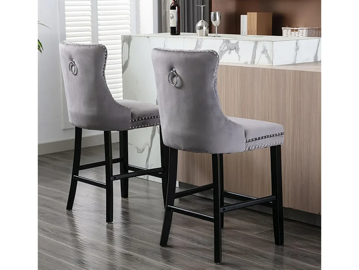 Conjunto de bancos de bar com detalhes rebitados e pés em madeira, acabamento com tachas cromadas, veludo, cinzento