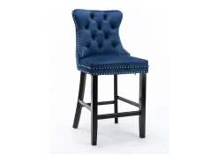 Conjunto de bancos de bar com rebites decorativos e pés em madeira, acabamento cromado com tachas, revestimento em veludo, azul