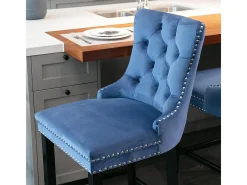 Conjunto de bancos de bar com rebites decorativos e pés em madeira, acabamento cromado com tachas, revestimento em veludo, azul