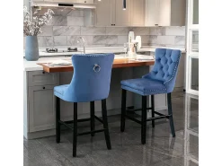 Conjunto de bancos de bar com rebites decorativos e pés em madeira, acabamento cromado com tachas, revestimento em veludo, azul