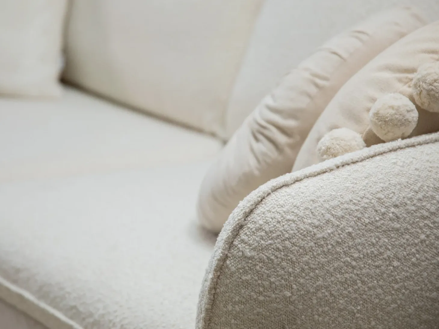 Cosmopolitan Design - Poltrona "Vienna" em tecido bouclé bege - 97x94x95cm