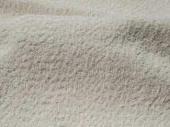 Grande sofá de canto esquerdo conversível em tecido bouclé branco POGNI da Maison Céphy