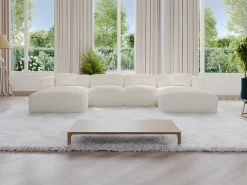 Grande sofá de canto panorâmico em tecido bouclé branco POGNI de Maison Céphy